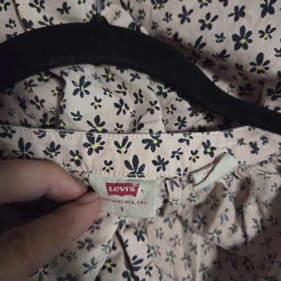 Levi's Women's Blouse with Pink Floral Pattern - Picture 5 of 5